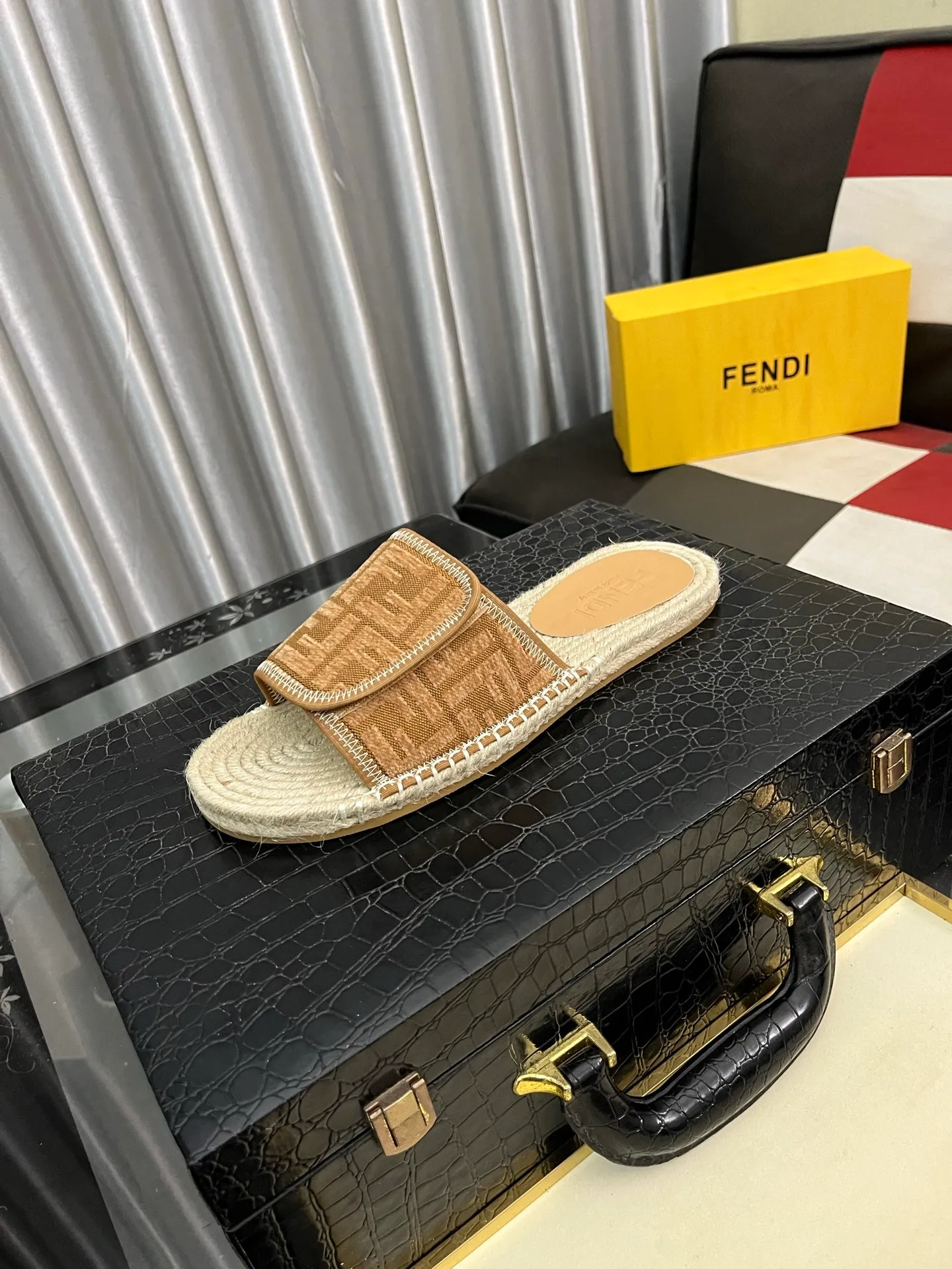 Men's shoes💰320⌚️⌚️[FENDI~Fendi slippers] High-end men's shoes brand official website 1:1 latest masterpiece: original mold customization, fabrics made of imported original materials, upgraded outsole, lighter, top quality in the market, simple and tasteful, a must-have for fashionistas, fashion is at your feet, full of confidence, the same style at the counter👍The season of summer slippers is here. Yardage: 38-44. Can be customized45.46.47